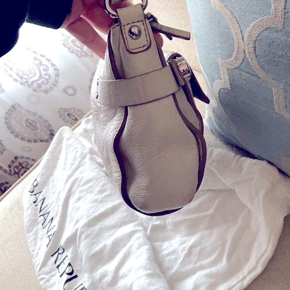 GUC!Banana Republic Pebbled Leather handbag. Great used condition! W/dust bag! - Picture 5 of 16